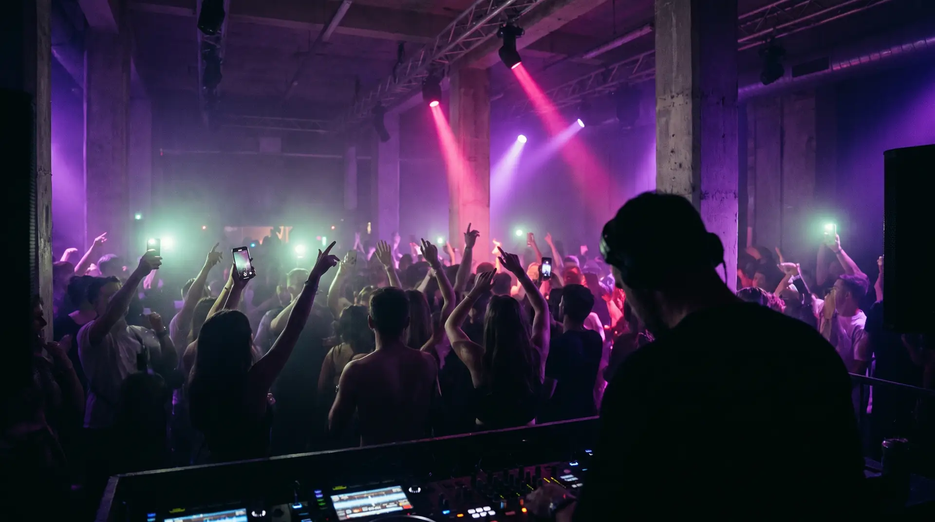 Mit Crowd.Connect: Eine volle Tanzfläche, Hände oben, pinke Lichtstrahlen, der DJ im Vordergrund.